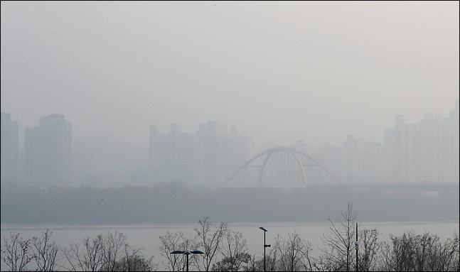 서울 여의도에서 바라본 서강대교 건너편 하늘이 미세먼지로 뿌옇게 보이고 있다.(자료사진)ⓒ데일리안 박항구 기자