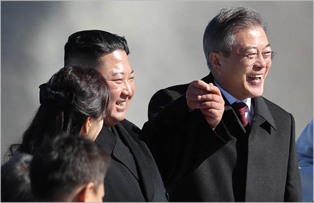 문재인 대통령과 김정은 북한 국무위원장. ⓒ평양사진공동취재단