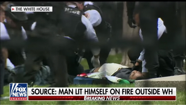 12일(현지시간) 미국 백악관 앞에서 자신의 외투에 불을 붙인 남성이 붙잡혀 인근 병원으로 이송됐다. 폭스뉴스 방송 캡쳐.