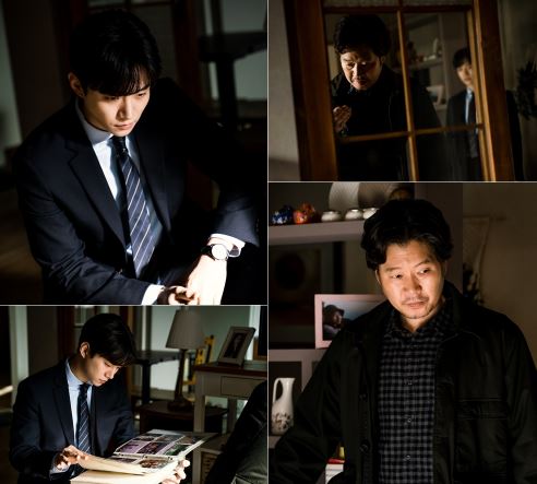 ‘자백’ 이준호-유재명이 송유현(조경선)의 자택을 수색한다.ⓒ tvN