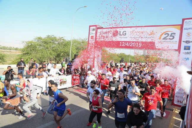 LG전자가 후원하는 LG 사해 울트라 마라톤 참가자들이 12일(현지시간) 요르단 암만에서 열린 대회 시작 지점에서 힘차게 출발하고 있다.ⓒLG전자