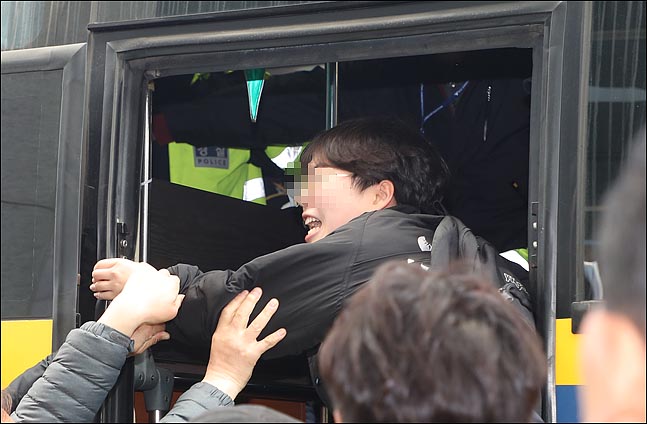 지난 12일 오전 의원회관 나경원 의원실을 불법점거했다가 경찰에 의해 현행범으로 연행되고 있는 한국대학생진보연합의 한 회원이 경찰에 연행되면서까지 구호를 외치고 있다. ⓒ데일리안 박항구 기자