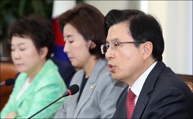황교안 자유한국당 대표가 15일 오전 국회에서 열린 최고위원회의에서 모두발언을 하고 있다. ⓒ데일리안 박항구 기자