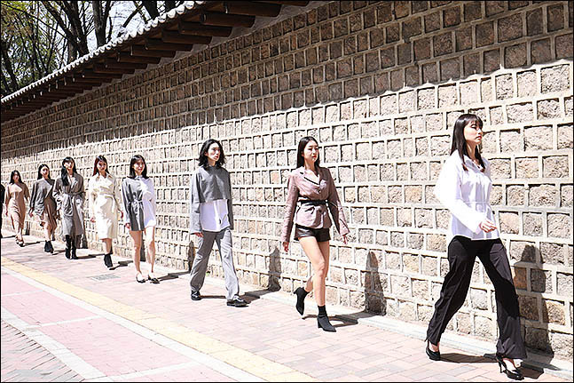 15일 오후 서울 중구 덕수궁 돌담길에서 열린 ‘서울 365 패션쇼’의 새로운 정기 프로그램인 ‘스트리트 패션쇼’에 모델들이 런웨이를 하고 있다. ⓒ데일리안 류영주 기자