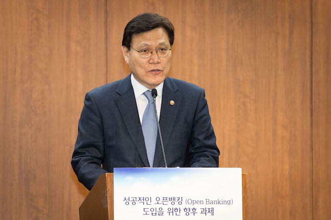 최종구 금융위원장이 15일 서울 중구 은행연합회에서 열린 '오픈뱅킹 활성화를 위한 세미나'에서 축사를 하고 있다. ⓒ금융위원회