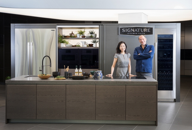 다비데 바끼오띠 파네세 총괄 디렉터(오른쪽)가 싱가포르 와인마스터 지니 조 리와 함께 시그니처 키친 스위트  24인치 컬럼형 와인셀러 제품을 선보이고 있다.ⓒLG전자