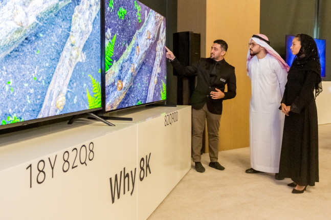 삼성전자 한 관계자(맨 왼쪽)가 17일(현지시간) 아랍에미리트 두바이에 위치한 릭소스 호텔에서 개최된 2019년형 QLED TV 출시 행사에서 관람객들에게 기능을 설명하고 있다.ⓒ삼성전자