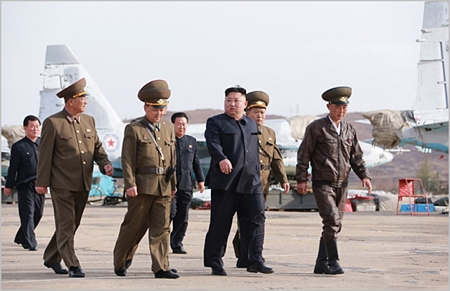 김정은 북한 국무위원장이 지난 16일 공군 제1017군부대 전투비행사들의 비행훈련을 현지 지도하고 있다. ⓒ조선중앙통신