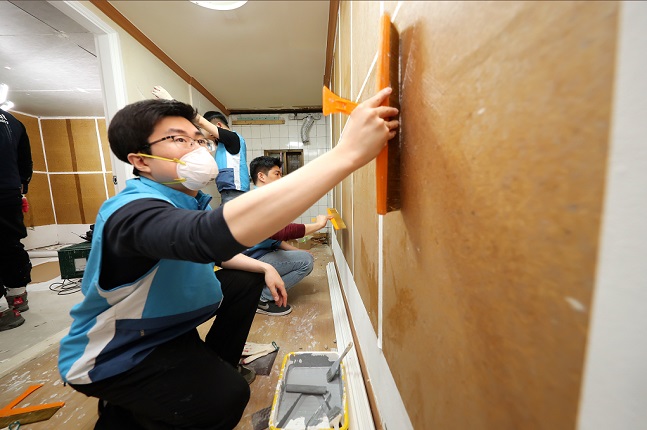 대우건설이 지난 17일 서울 마포구 일대에서 희망의 집 고치기 봉사활동을 진행했다.ⓒ대우건설