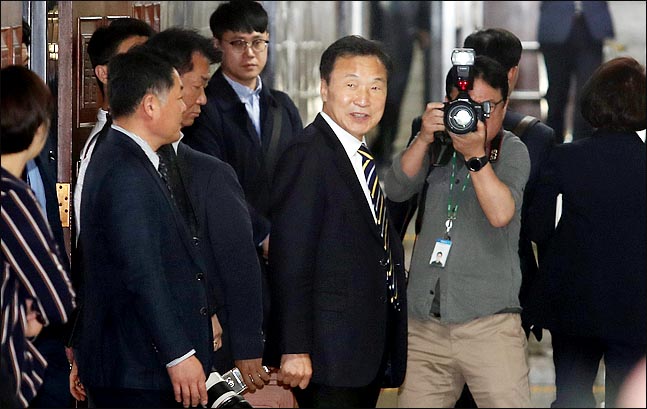 손학규 바른미래당 대표가 18일 국회에서 열린 의원총회가 끝난 뒤 회의장을 나서고 있다. ⓒ데일리안 박항구 기자