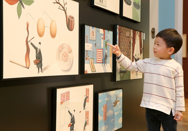 현대백화점 판교점 어린이책미술관에서 어린이 고객이 전시물을 관람하고 있는 모습.ⓒ현대백화점