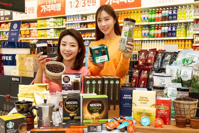 19일 서울 등촌동 홈플러스 강서점에서 모델들이 ‘홈플러스 카페쇼’ 관련 상품을 선보이고 있다.ⓒ홈플러스
