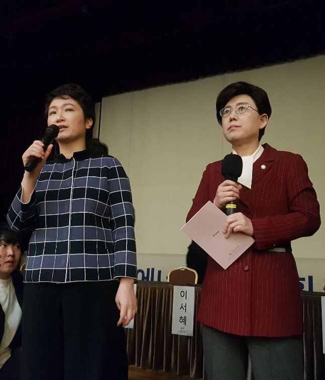 이언주 바른미래당 의원(왼쪽)과 최연혜 자유한국당 의원(오른쪽)이 정부의 탈원전 정책에 대해 비판하고 있다.ⓒ데일리안 조재학 기자