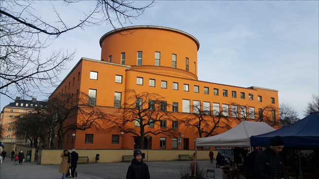 세계에서 가장 아름다운 도서관이라는 수식어가 붙는 스톡홀름 시립 도서관. 스웨덴의 대표적인 건축가인 군나르 아스플룬드가 설계한 건물로 네모난 상자 위로 원통이 솟아있는 모양이다. (사진 = 이석원)