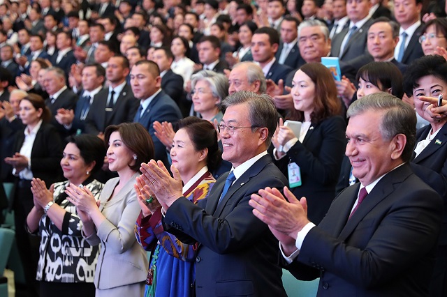 우즈베키스탄을 국빈방문 중인 문재인 대통령이 19일 오후(현지시각) 타슈켄트 국제포럼궁전에서 우즈베키스탄 대통령 내외와 문화공연을 관람하고 있다.ⓒ청와대