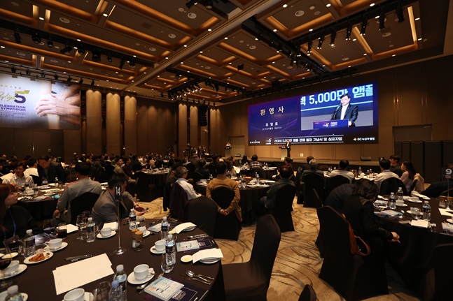 GC녹십자웰빙은 지난 20일 서울 용산구 드래곤시티에서 간기능개선제 ‘라이넥’의 누적 판매 5000만 앰플 돌파를 맞아 기념식과 심포지엄을 개최했다. ⓒGC녹십자웰빙