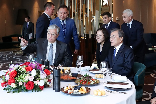 카자흐스탄을 국빈방문 중인 문재인 대통령이 21일 오후(현지시각) 카자흐스탄 누르술탄에 마련된 숙소에서 카심-조마르트 토카예프 대통령과 환담을 나누고 있다.ⓒ청와대