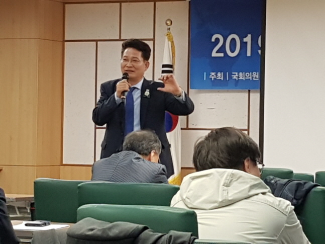 송영길 더불어민주당 의원이 23일 서울 영등포구 국회의원회관에서 ‘2019년 에너지정책, 전망과 과제’를 주제로 열린 강연회에서 에너지정책에 대해 발언하고 있다.ⓒ데일리안 조재학 기자