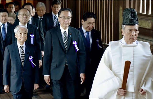 일본 여야의원들이 지난해 4월 야스쿠니 신사를 집단 참배하고 있다.(자료사진) ⓒ연합뉴스