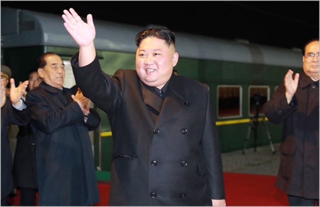 김정은 북한 국무위원장이 24일 오전 러시아 블라디보스토크로 향하는 열차에 탑습 하기 전에 환송인파에 손을 흔들고 있다 ⓒ조선중앙통신