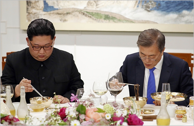 문재인 대통령과 김정은 북한 국무위원장 ⓒ한국공동사진기자단