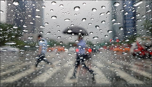 목요일인 25일은 오후부터 일부 지역에서 비가 내리기 시작해 전국으로 확대되고, 중부지방에서는 돌풍을 동반한 천둥·번개가 칠 전망이다. ⓒ데일리안 박항구 기자