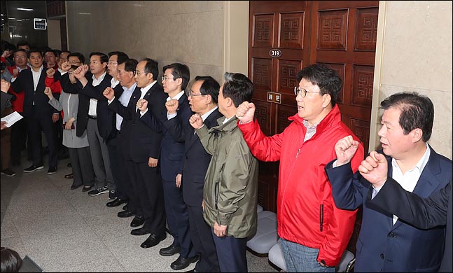 25일 오후 자유한국당 의원들과 보좌진들이 국회 운영위원회 회의실 앞을 봉쇄하고 구호를 외치고  있다. ⓒ데일리안 박항구 기자