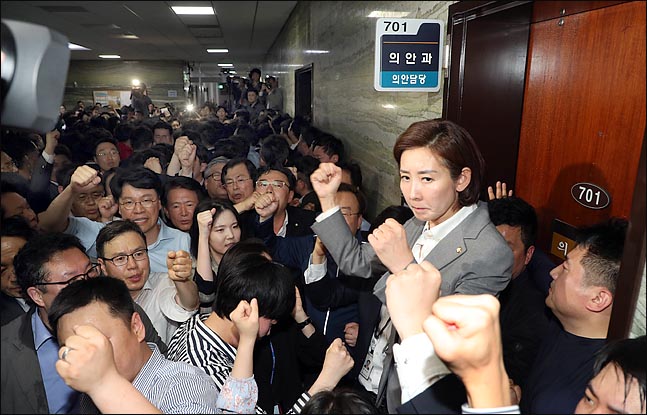 나경원 자유한국당 원내대표가 25일 저녁 국회 본청 의안과를 국회 직원들과의 몸싸움 끝에 사수한 뒤 두 주먹을 들어 보이고 있다. ⓒ데일리안 박항구 기자