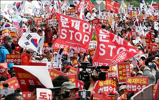 지난 27일 오후 서울 괗화문 광장에서 자유한국당이 개최한 2차 '독재타도 헌법수호 문재인 STOP, 규탄대회'에서 ‘문재인 STOP’이라고 씌여진 깃발이 펄럭이고 있다. ⓒ데일리안 박항구 기자