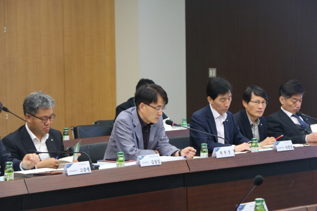 손병환(왼쪽에서 두 번째) NH농협금융지주 사업전략부문장이 26일 서울 중구 본사에서 열린 자산운용 전략회의에서 직원들과 토의를 하고 있다.ⓒNH농협금융지주