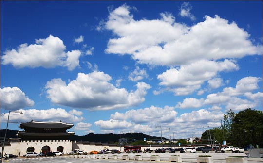 서울 종로구 세종로 광화문 위로 뭉게구름과 파란하늘이 가득한 청명한 날씨를 보이고 있다. ⓒ데일리안