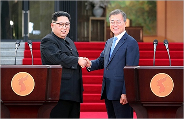 문재인 대통령(오른쪽)과 김정은 북한 국무위원장이 지난해 4월 판문점선언문을 발표하고 악수하고있다 ⓒ한국공동사진기자단