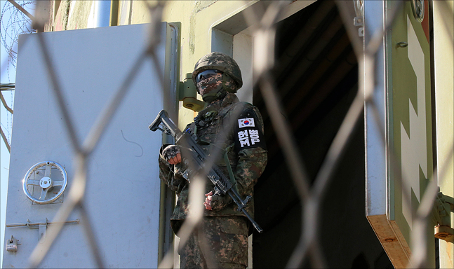 지난 1월 13일 오후 강원도 고성 DMZ에서 지난 '9.19군사합의' 이행에 따라 시범 철수된 고성GP가 취재진에 공개됐다. 공개된 GP 밖에서 22사단 군인들이 경계 임무를 하고 있다. (자료사진) ⓒ사진공동취재단