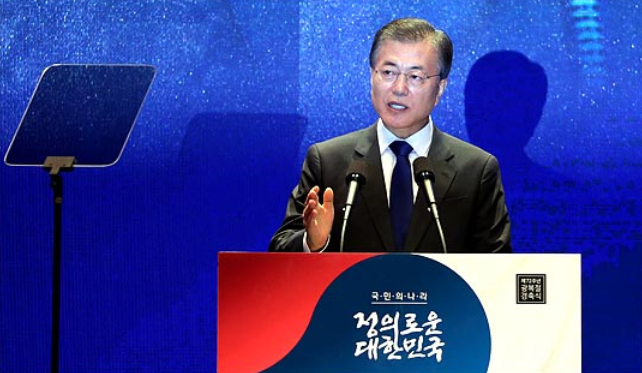 문재인 대통령이 지난 2017년 11월 30일 서울 삼성동 코엑스에서 열린 중소벤처기업부 출범식에서 축사를 하고 있다. ⓒ청와대