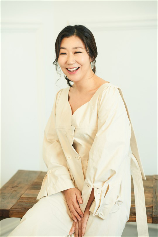 영화 '걸캅스'에서 라미란은 90년대 여자형사 기동대에서 에이스로 활약했던 전설의 형사 박미영 역을 연기했다.ⓒCJ엔터테인먼트