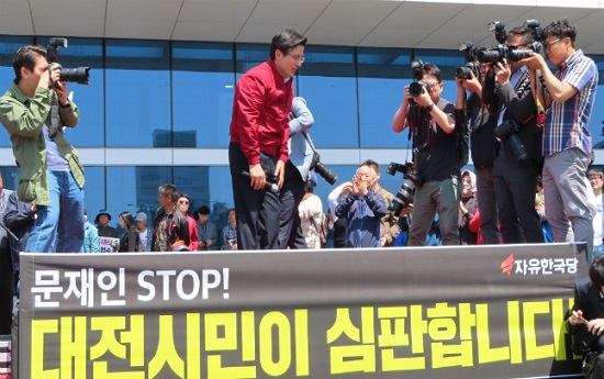 황교안 자유한국당 대표가 2일 오후 대전역 광장에서 열린 '민생대장정' 장외집회에 참석해, 연설을 하기에 앞서 운집한 시민들에게 허리를 굽혀 인사하고 있다. ⓒ데일리안 정도원 기자