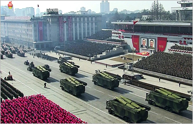 북한이 지난해 2월 열병식에서 미사일 전력을 선보이고 있다. ⓒ조선중앙TV