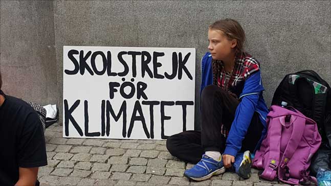 지난 해 8월 스웨덴 수도 스톡홀름의 국회의사당 앞에서 학교 수업을 거부하고 1인 시위를 하고 있는 그레타 툰베리. (사진 = 이석원)