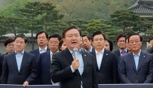민경욱 자유한국당 대변인(사진)이 지난달 23일 청와대 본관 앞에서 문재인 대통령 규탄 발언을 하고 있다. ⓒ민경욱 의원실