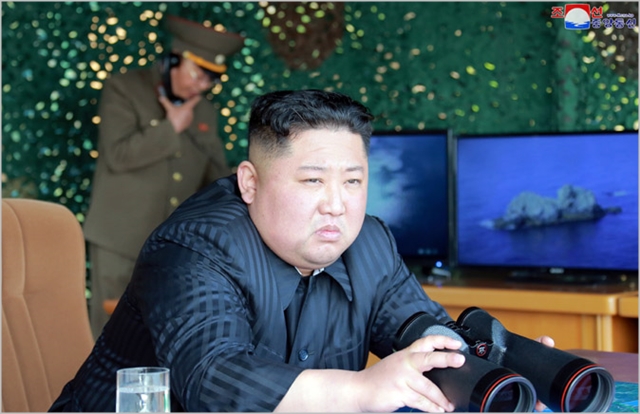 김정은 북한 국무위원장이 지난 4일 원산 호도반도에서 실시된 화력타격 훈련을 참관하고 있다. ⓒ조선중앙통신