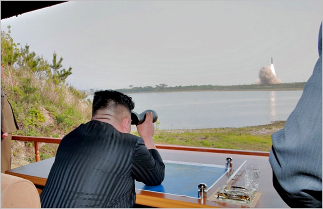 김정은 북한 국무위원장이 지난 4일 원산 호도반도에서 실시된 화력타격 훈련을 참관하고 있다. ⓒ조선중앙통신