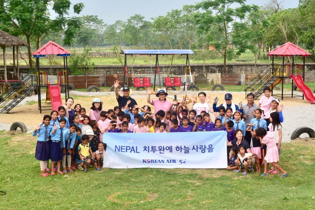대한항공 사내봉사단은 지난달 30일부터 7일까지 네팔 치트완 지역 어린이와 주민들을 위한 다양한 봉사활동을 펼쳤다. 대한항공 사내봉사단원들이 보육원 어린이들과 기념촬영을 하고 있다.ⓒ대한항공