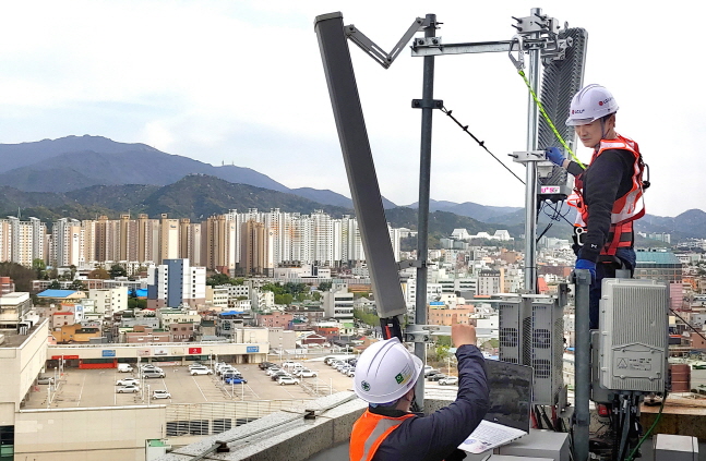 LG유플러스 직원들이 광주광역시 북구 중흥동에 5G 기지국을 구축하고 서비스 품질을 높이기 위한 최적화 작업을 하고 있다.ⓒLG유플러스 
