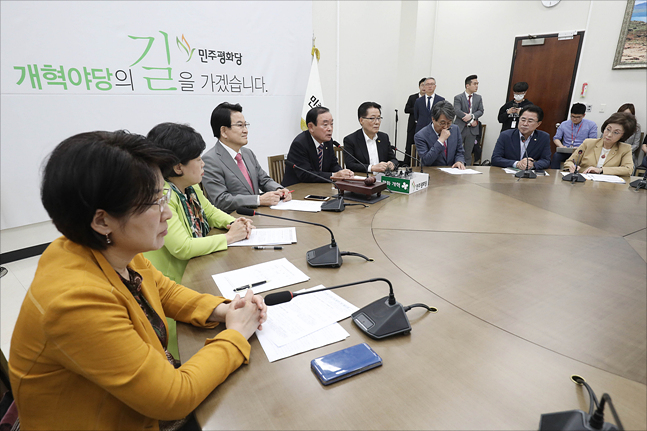 민주평화당 의원들이 지난 29일 오후 서울 여의도 국회에서 의원총회를 갖고 있다. (자료사진) ⓒ데일리안 홍금표 기자