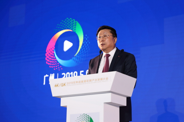 한상범 LG디스플레이 부회장이 9일 중국 광저우에서 개최된 '2019 세계 UHD 산업발전대회'에서 '5G와 고화질 컨텐츠 시대의 디스플레이 역할과 도전'이라는 주제로 기조 연설을 하고 있다.ⓒLG디스플레이