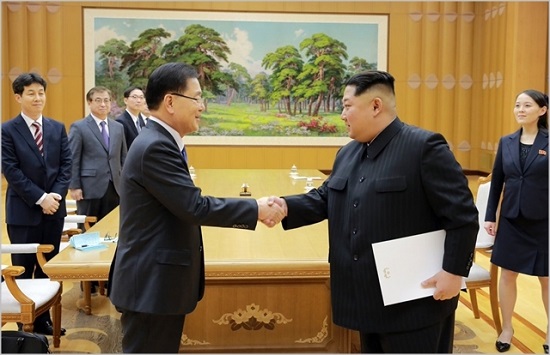 정의용 청와대 국가안보실장이 지난해 3월 방북해 김정은 북한 국무위원장과 만나 악수하고 있다. ⓒ청와대