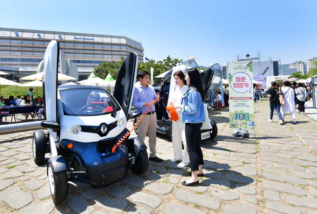 11일 부산시 사직종합운동장에서 열린 '2019 일루와 페스티벌'에서 관람객들이 르노삼성자동차의 초소형 전기차 트위지를 살펴보고 있다.ⓒ르노삼성자동차