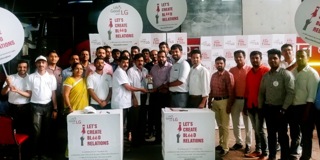 LG전자가 지난 11일 ‘혈연을 맺자’는 구호를 내걸고 인도 47개 도시 71개 캠프에서 헌혈캠페인을 진행했다. LG전자 임직원과 거래선, 소비자 등 1만여 명이 참여했다.(자료사진)ⓒLG전자