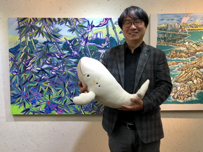 변의현 우시산 대표가 폐플라스틱을 업사이클링해 만든 고래 인형을 들어 보이고 있다.ⓒSK이노베이션