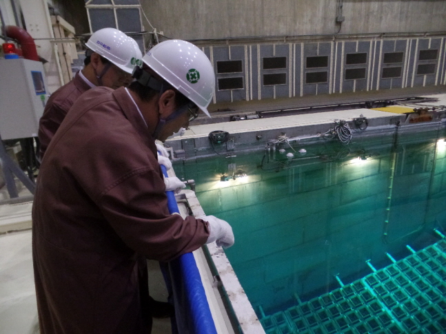 엄재식 원자력안전위원회 위원장은 13일 영구정지된 고리 1호기의 원자로 건물 및 사용후핵연료 저장조 건물을 방문했다.ⓒ원자력안전위원회